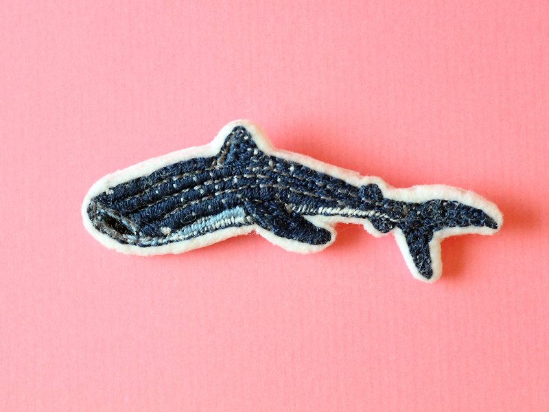 Hand-embroidered brooch/pin whale shark ‧ tofu shark ‧ big scorpion shark Whale Shark - Brooches - Thread Multicolor