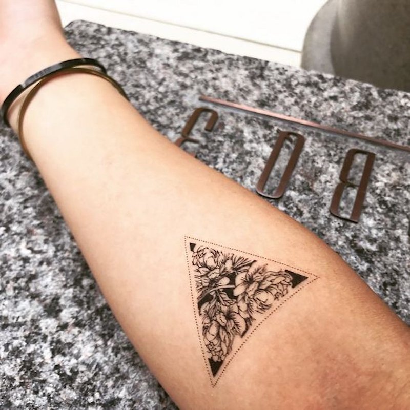 OhMyTat arm position triangle rose flower tattoo tattoo stickers (2 pieces) - สติ๊กเกอร์แทททู - กระดาษ สีดำ