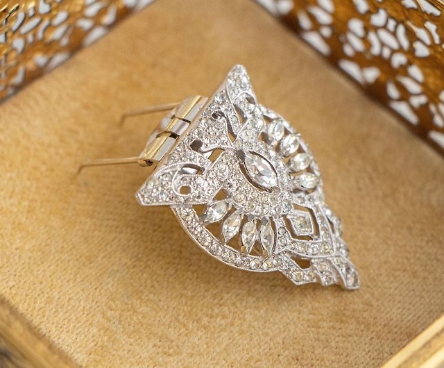 アメリカの1920年代から1940年代のアールデコスタイルのフル石の象眼細工のシルバースカートクリップの特別なアンティークコート - ショップ  Vintage Jewelry Kiosk ブローチ - Pinkoi