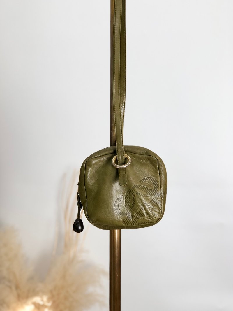 【 日本直送　名牌中古包 】LOEWE ロエベ ショルダーバッグ カーキ アナグラム ナッパレザー vintage ヴィンテージ オールド 3fvsx5 - 側背包/斜背包 - 真皮 卡其色