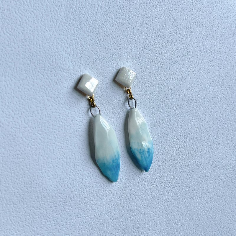 [Handmade Pottery] Sky Feather Blue Pearl Light Earrings | Handmade Pottery - Earrings & Clip-ons - Porcelain White