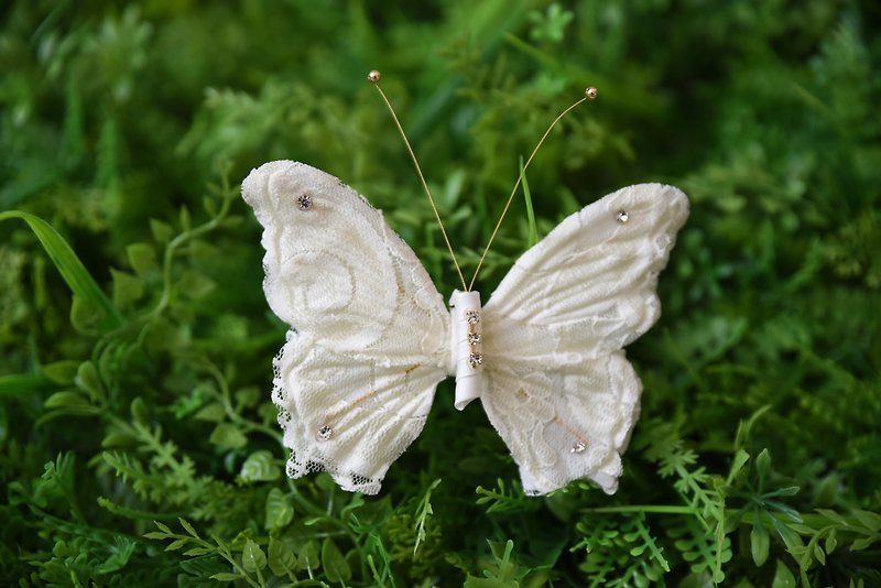 Butterfly hair ornaments white lace models - Hair Accessories - Silk White