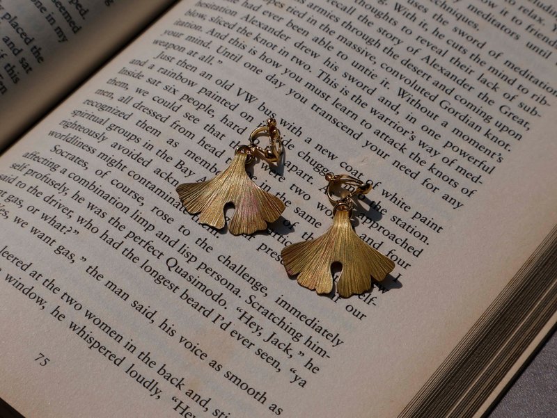 [Customized] Ginkgo leaf earrings | Clip-On| Bronze| handmade | plant earrings | no pierced ears - Earrings & Clip-ons - Copper & Brass Yellow