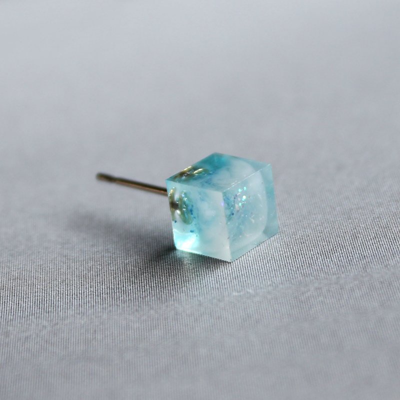 Clear Blue Earrings [  Heart of Glass / 521 ] Single Stud / transparent resin / glitter - ต่างหู - วัสดุอื่นๆ สีน้ำเงิน