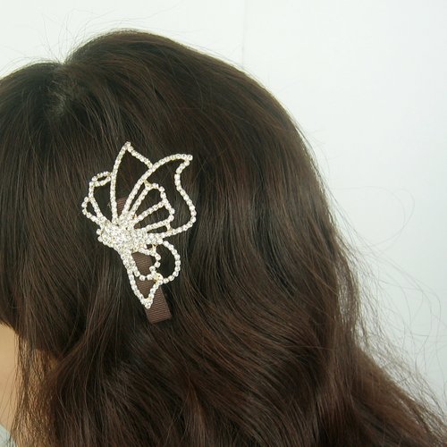 金の蝶のヘアピン