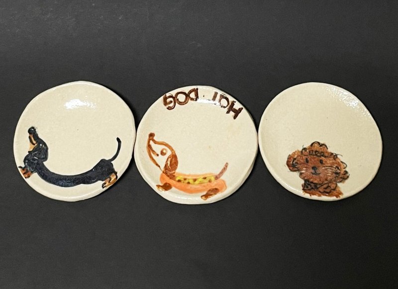 [Wuxi Studio] Hand-painted Dog Soy Sauce Plate - จานเล็ก - ดินเผา สีกากี