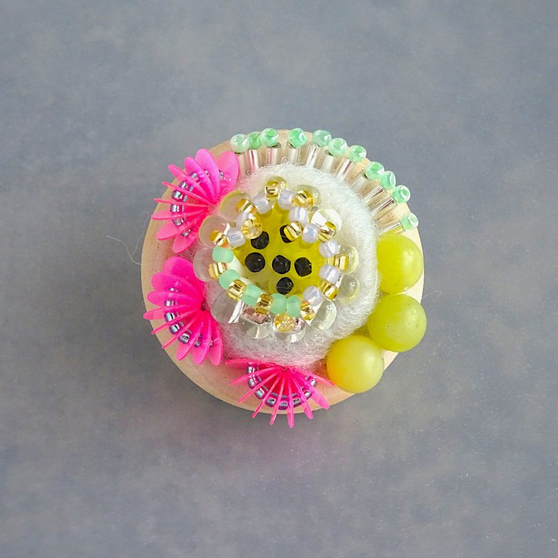 Cabochon brooch with tree and lemon jade - เข็มกลัด - ไม้ สึชมพู