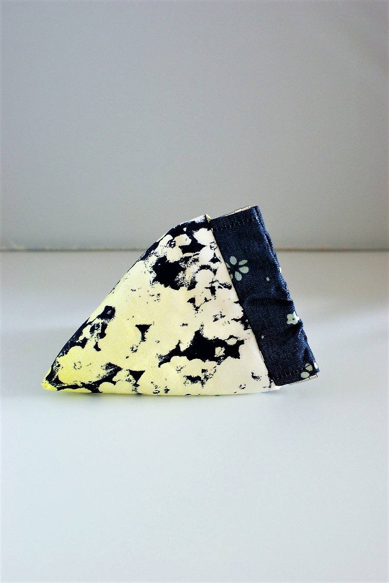 Triangle Snap Pouch (Gradient Print) - กระเป๋าเครื่องสำอาง - ผ้าฝ้าย/ผ้าลินิน สีเหลือง