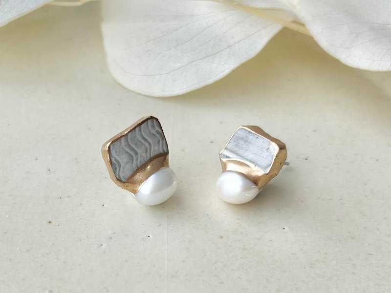 京焼　金継ぎ　サージカルステンレスピアス　グレー　淡水パール　天然石　 伝統工芸　No.234 - 耳環/耳夾/耳骨夾 - 陶 灰色