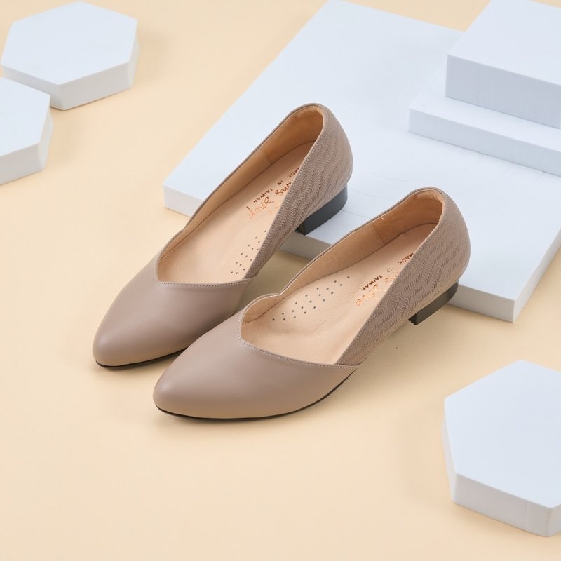 Wide last_embossed splicing pointed toe low heel shoes taro powder - รองเท้าส้นสูง - หนังแท้ สึชมพู