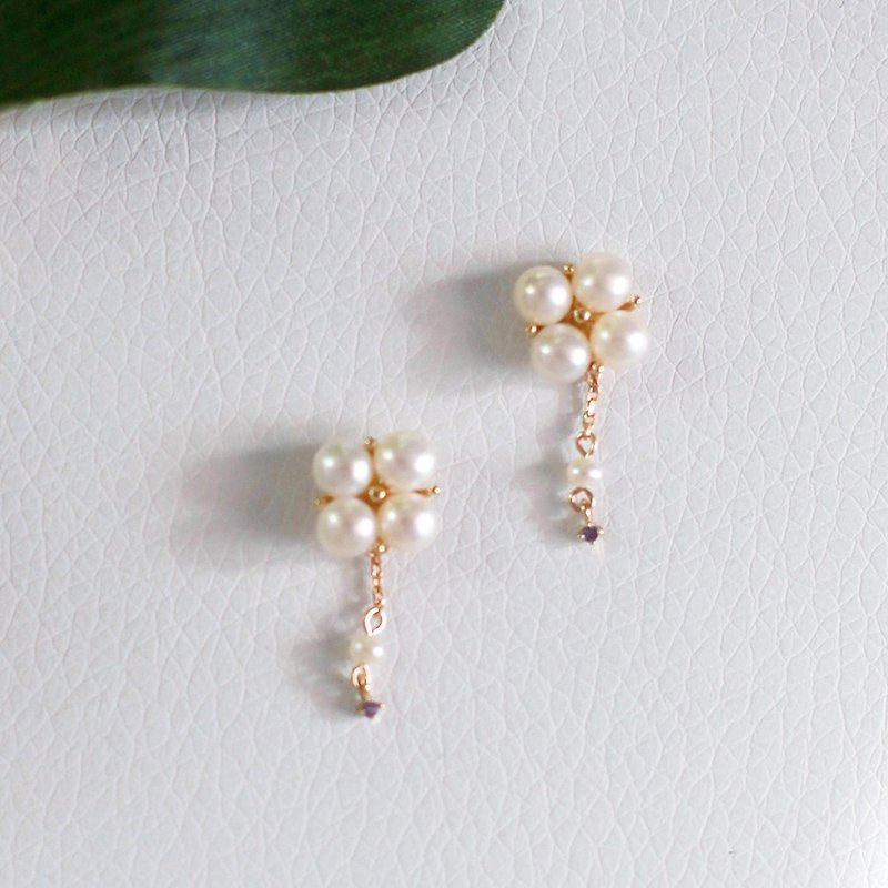 Miss Queeny original | spring Italian clover small fresh natural pearl sterling silver studs - ต่างหู - โลหะ สีทอง