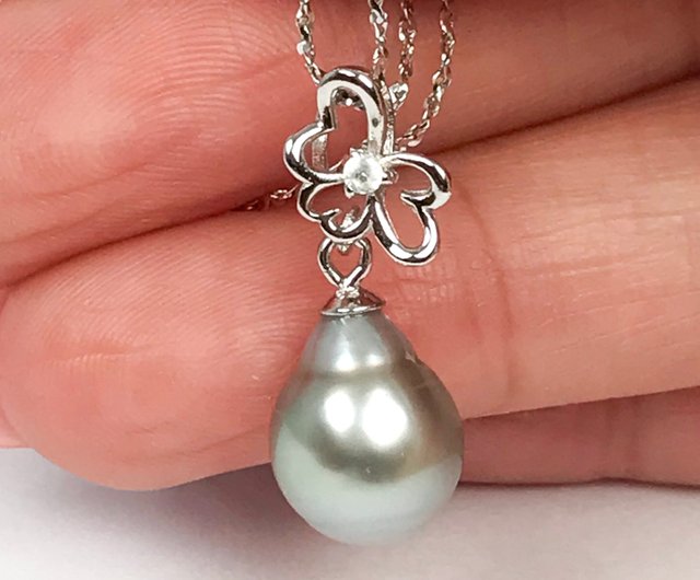 繊細な小さな花。水滴バロック。グレータヒチ海水真珠。スターリング