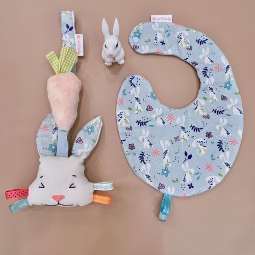 LaFiFi樂霏菲手作嬰幼兒精品&ZAKKA 彌月禮盒 兔兔花園 贈送禮盒包裝與提袋 寶寶手搖鈴 圍兜