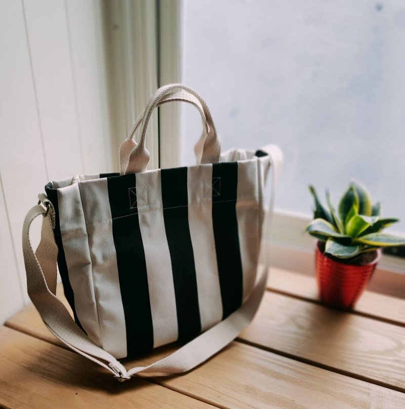 [YOYO Wenchuang]) Retro Black and White Striped Canvas Handbag Crossbody Bag - กระเป๋าถือ - วัสดุอื่นๆ สีดำ