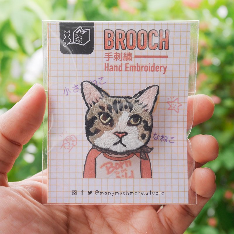 Red shirt Neko Cats Nuu — Hand embroidery Brooches - Brooches - Linen White