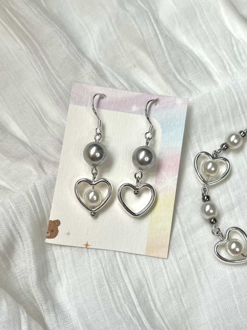 Gray Pearl x Hollow Heart Earrings丨Hollow Pearl Heart Handmade Beaded Earrings - ต่างหู - วัสดุอื่นๆ 