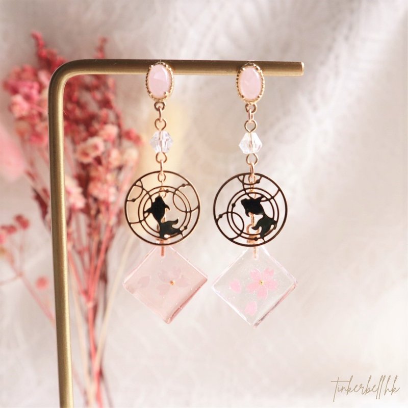 [Pastoral l sweet series] Japanese design small goldfish and cherry blossom anti-allergic earrings - ต่างหู - วัสดุอื่นๆ สีทอง