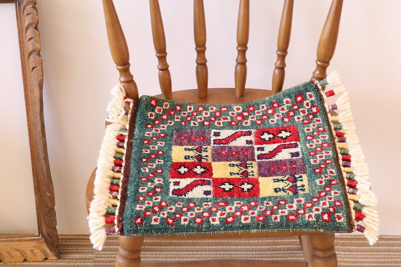 Hand-woven warmth handmade carpet cushion size Green - ผ้าห่ม - วัสดุอื่นๆ สีเขียว