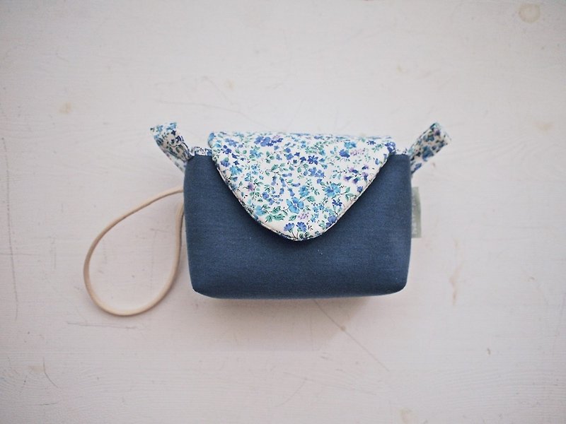 Triangular envelope activity buckle with portable camera bag zipper + (suede blue + blue flower) - กระเป๋ากล้อง - ผ้าฝ้าย/ผ้าลินิน สีน้ำเงิน