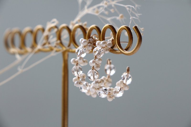 14kgf-crystal quartz and freshwater pearl hoop pierced earrings - Earrings & Clip-ons - Gemstone White