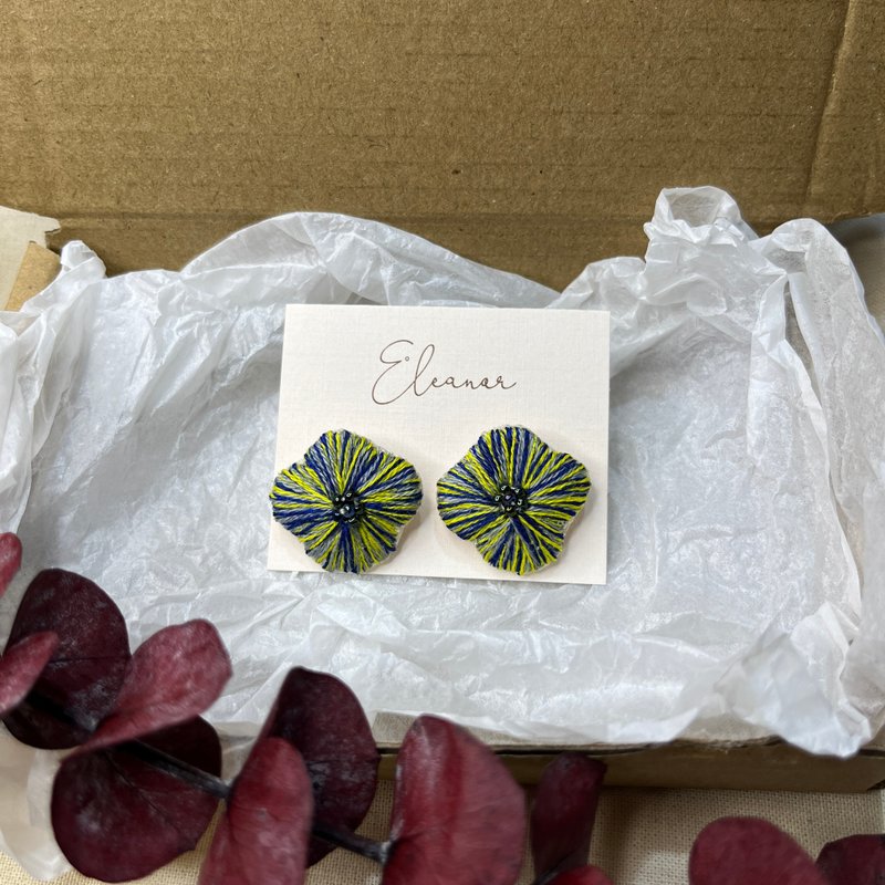 Ready stock/ear acupuncture-irregular embroidered small flower earrings - Earrings & Clip-ons - Thread 