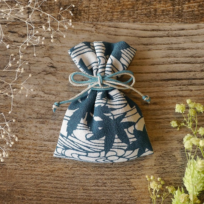 Healing happiness accessory Kimono scent bag Autumn leaves - น้ำหอม - ผ้าฝ้าย/ผ้าลินิน สีน้ำเงิน