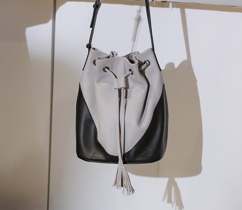 Arc cutting color matching tassel side back bucket bag black ash - Messenger Bags & Sling Bags - Genuine Leather Gray