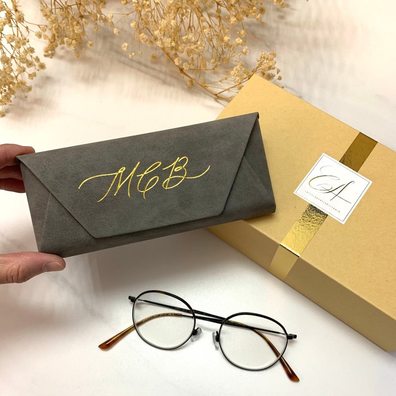 [Customized] Gray glasses case with engraved hot stamping or Silver lettering, customized birthday and graduation gift - กล่องแว่น - วัสดุอื่นๆ สีดำ