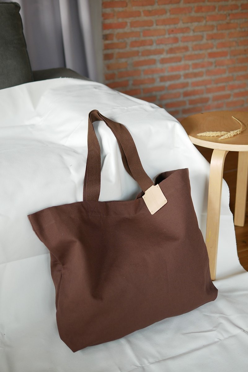 Oversized tag tote bag Brown (waterproof) - กระเป๋าแมสเซนเจอร์ - วัสดุกันนำ้ สีนำ้ตาล