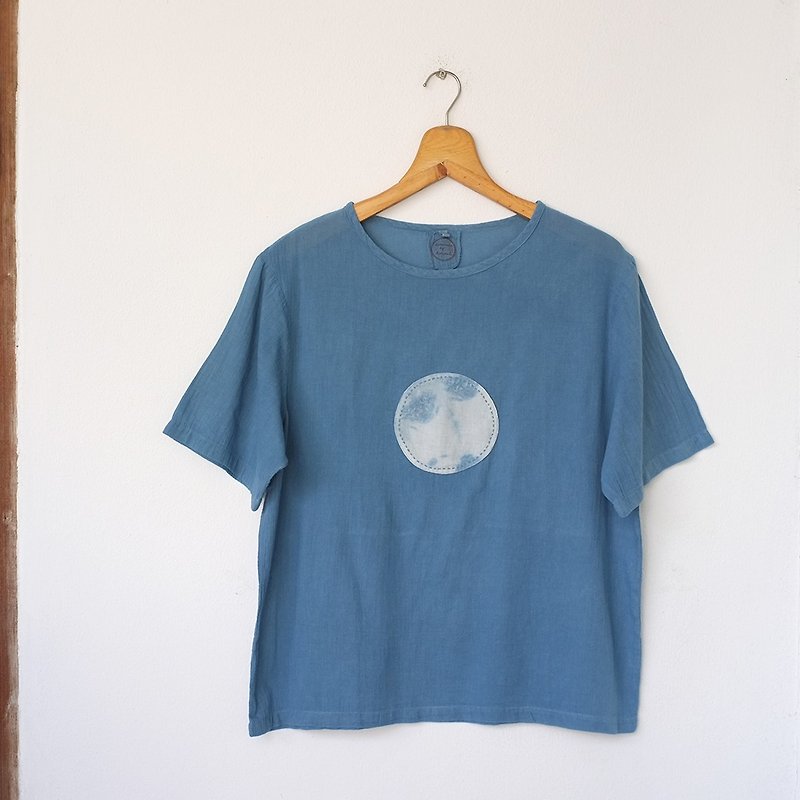 linnil: Indigo moon shirt - 帽T/大學T - 棉．麻 藍色