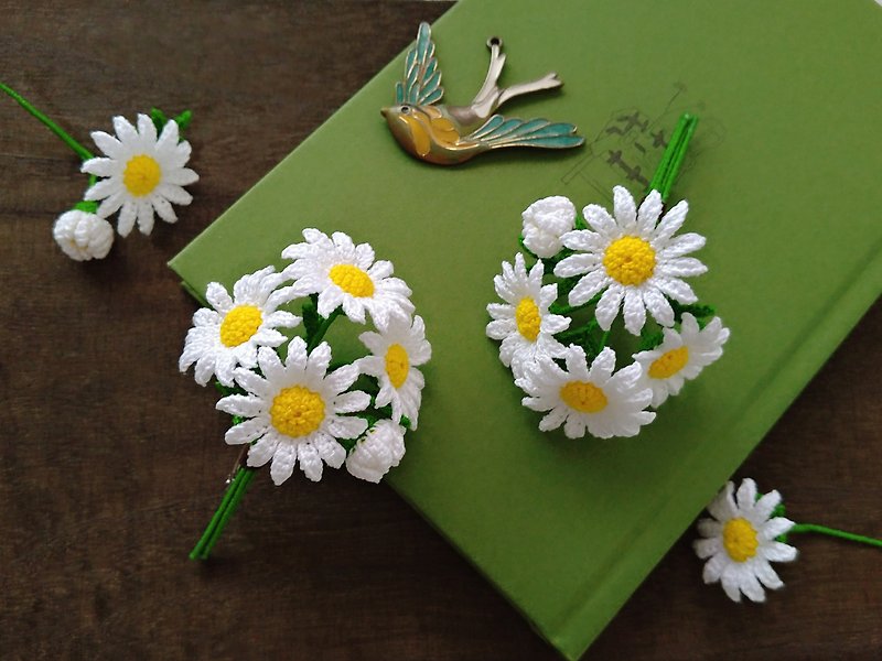 Margaret Bouquet Crochet Pin - เข็มกลัด/ข้อมือดอกไม้ - งานปัก ขาว