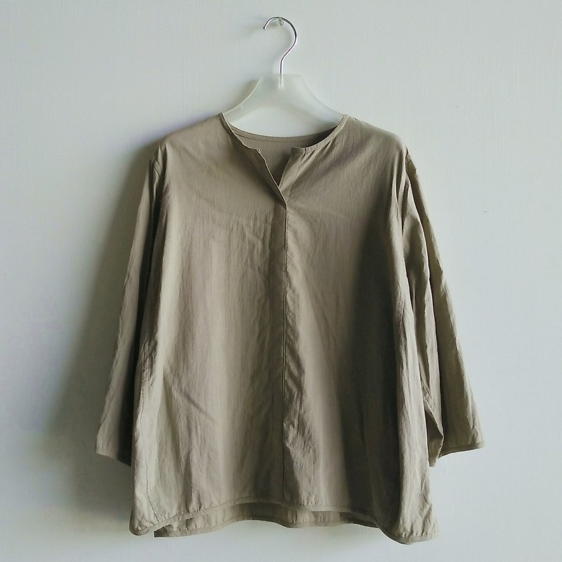 Small V-neck eight-point sleeved shirt washed cotton khaki - Women's Tops - Cotton & Hemp Khaki