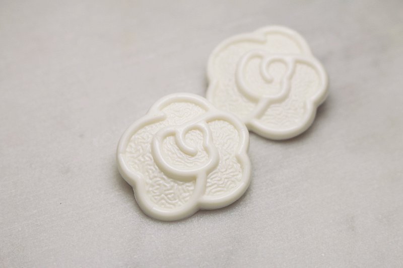 // VÉNUS 白 white vintage camellia ear clip ear pin // ve138 - Earrings & Clip-ons - Plastic White
