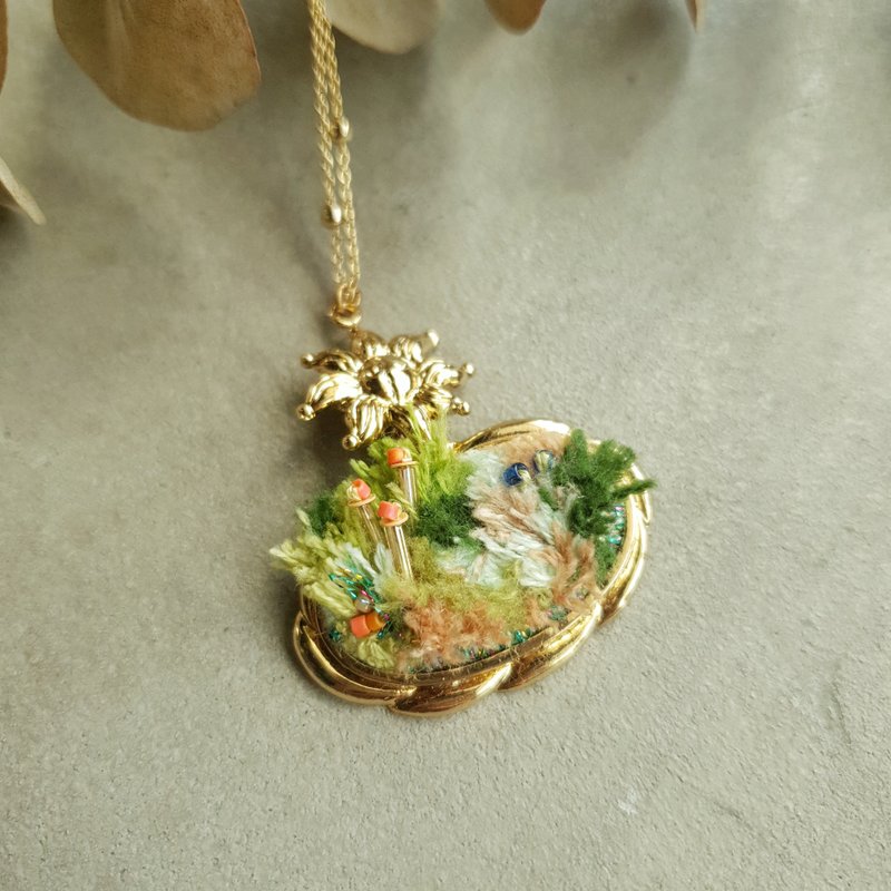 Sunlight & Green Grass - Embroidered Bronze Necklace Metalworking - สร้อยคอ - ทองแดงทองเหลือง สีเขียว