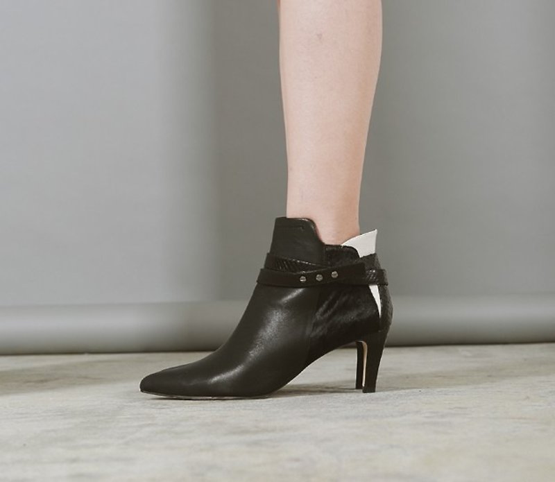 Multi-level buckle stitching leather wide boots black - รองเท้าบูทสั้นผู้หญิง - หนังแท้ สีดำ