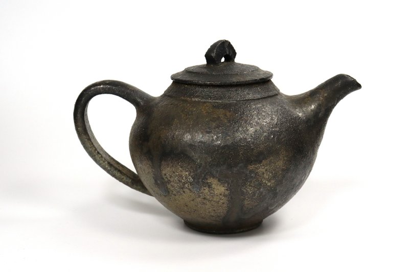 Wood burning black earth color gold teapot - ถ้วย - ดินเผา สีดำ