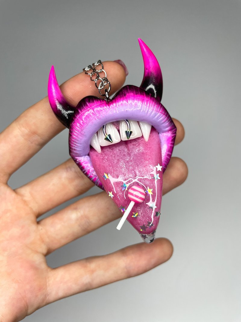Pendant. Pink lips with horns. - 項鍊 - 黏土 