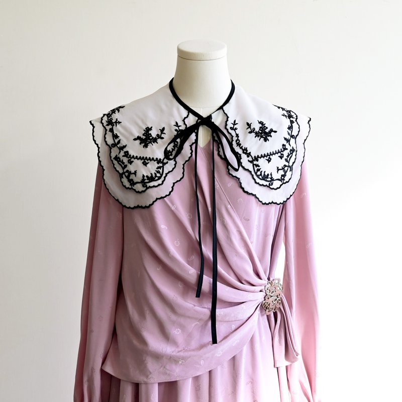 [Egg Plant] Double-layered embroidered shawl fake collar piece - Knit Scarves & Wraps - Other Man-Made Fibers 