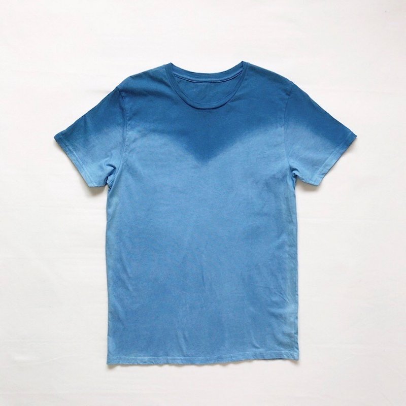 WAVE TEE blue gradation Indigo dyed organic cotton - เสื้อยืดผู้หญิง - ผ้าฝ้าย/ผ้าลินิน สีน้ำเงิน