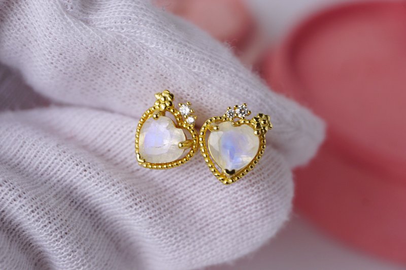 Natural Rainbow Moonstone Silver 925 Earrings, Heart earring - 耳環/耳夾/耳骨夾 - 純銀 藍色