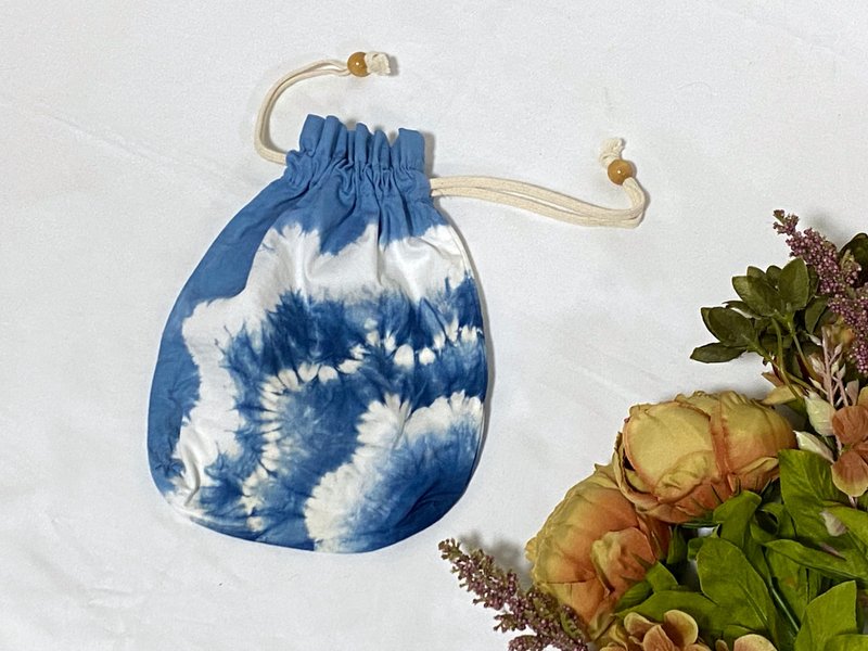 藍染花花束口袋/植物染棉布袋/縫染收納袋 - 束口袋/束口背包/水桶包 - 棉．麻 藍色