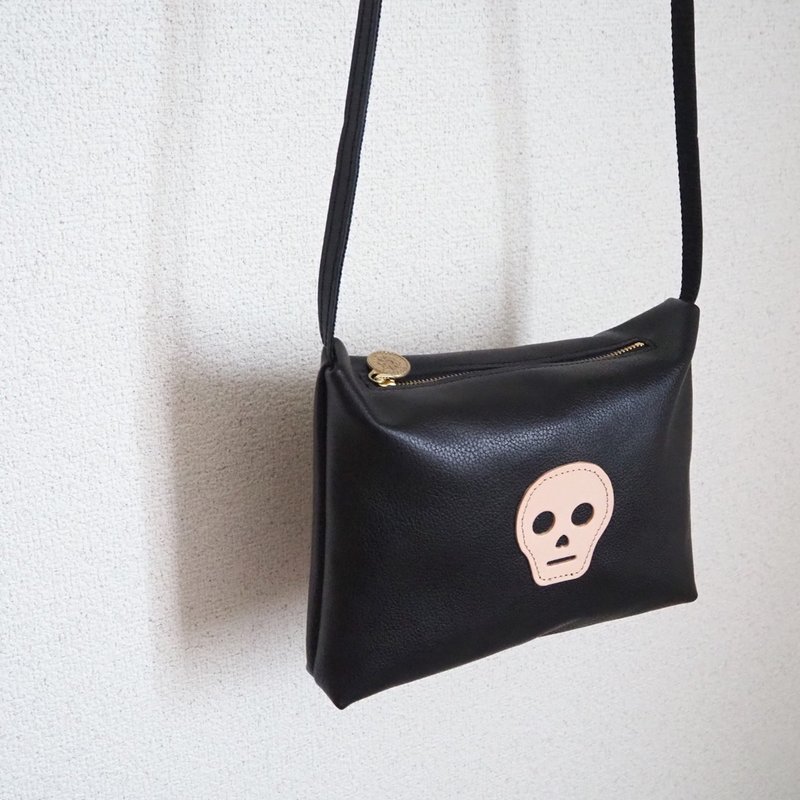 Mini shoulder bag / skull patch / black - กระเป๋าแมสเซนเจอร์ - หนังแท้ สีดำ