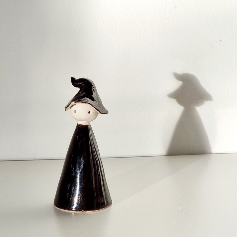 Little Witch, handmade clay, size 9 cm. - 花瓶/花器 - 黏土 黑色