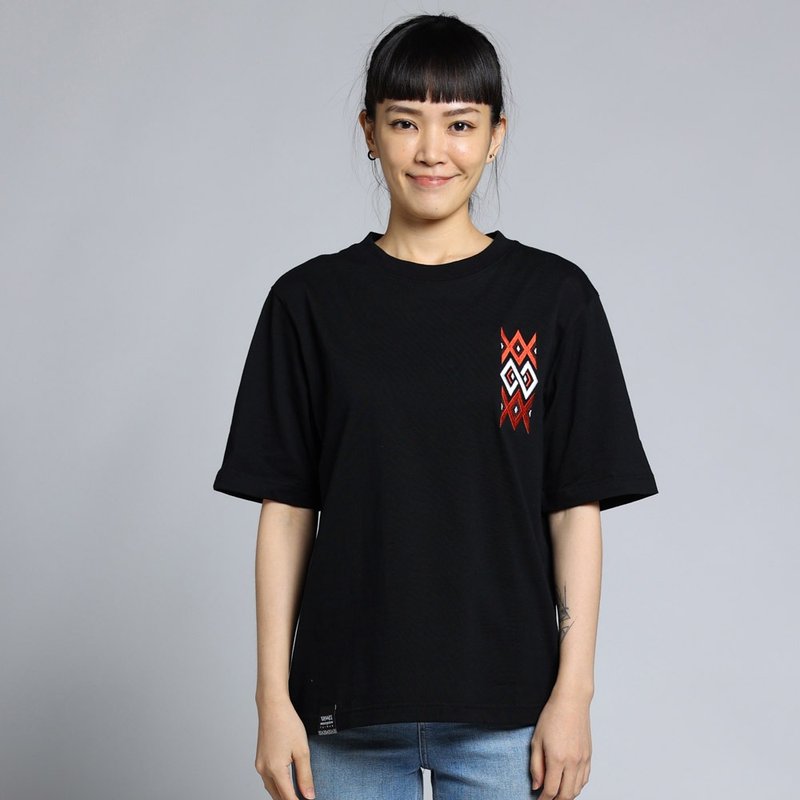 【圖騰系列】傳承者刺繡寬版五分袖中性款T(黑) - 男 T 恤 - 棉．麻 黑色