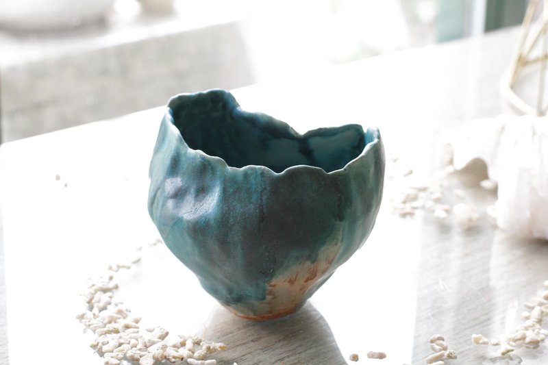 Hand-shaped irregular green ceramic flower vessel/vase - เซรามิก - ดินเผา สีเขียว