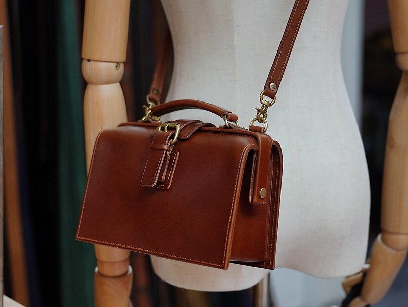 MOOS single shoulder small doctor bag 3:2 fat 20 x 14 x 10 BUTTLO brown - Messenger Bags & Sling Bags - Genuine Leather Gold
