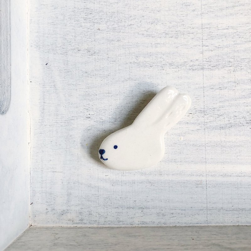 兔子 白瓷別針 藍 - 胸針 - 瓷 白色