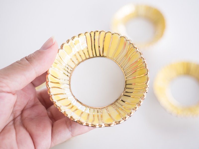 Sunflower Plate (s) - 花瓶/花器 - 陶 黃色