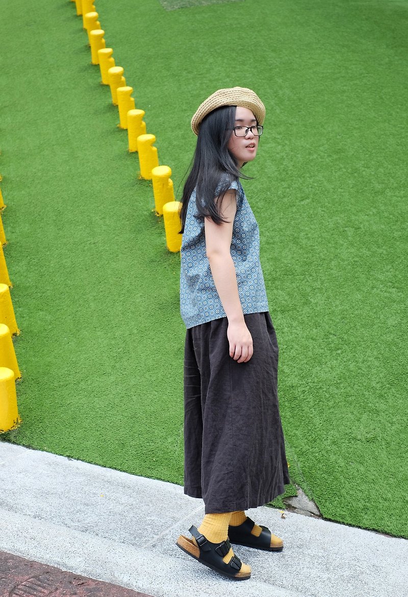 Japanese short board V-neck vest full version of the retro tile totem - เสื้อผู้หญิง - ผ้าฝ้าย/ผ้าลินิน สีน้ำเงิน