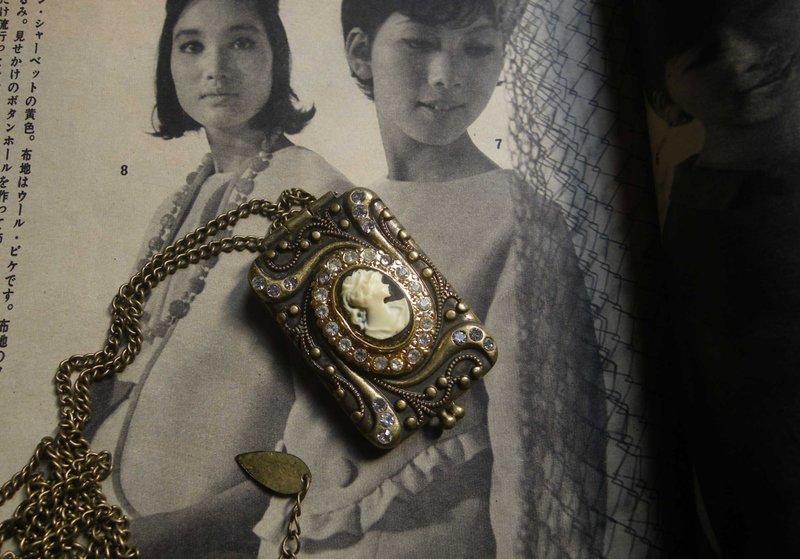 【老時光 OLD-TIME】早期日本項鍊式相片盒 - 擺飾/家飾品 - 其他材質 多色